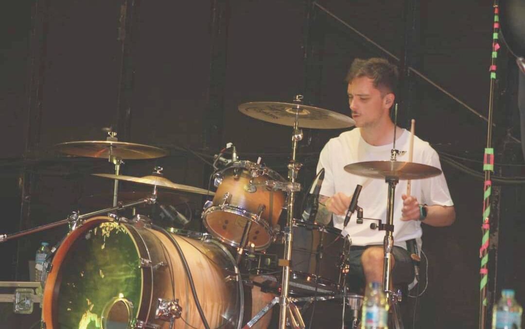 Gabri en un concierto con Suite 23.