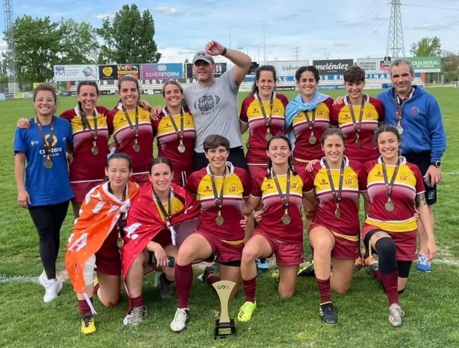 Sheila con el equipo femenino de rugby de la Universidad de Sevilla.