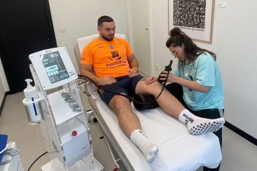 Sheila trabajando en la actualidad como fisioterapeuta en una clínica.