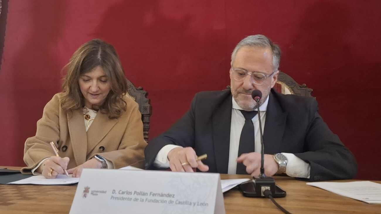 La rectora de la ULE y el presidente de las Cortes, durante la firma del convenio.