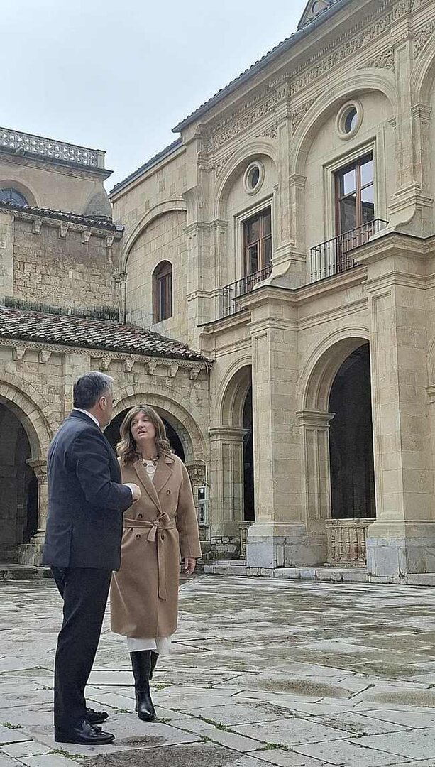 La rectora de la ULE y Carlos Pollán en la Colegiata de San Isidoro.