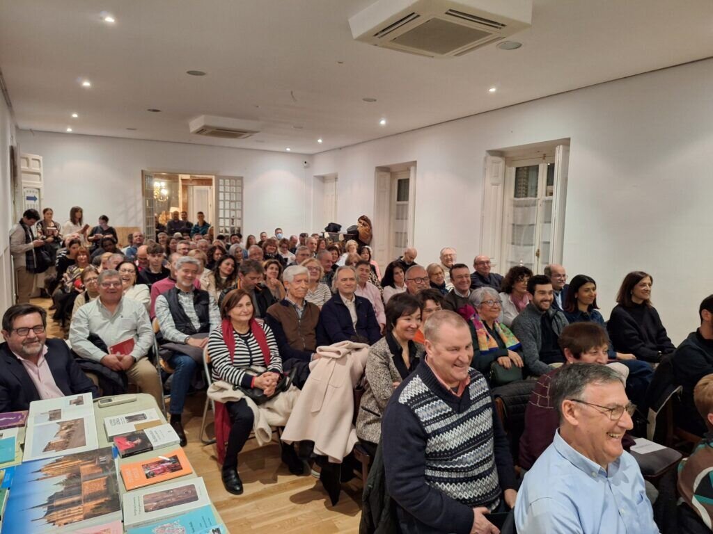 Numeroso público se citó en la presentación del libro en la Casa de León.