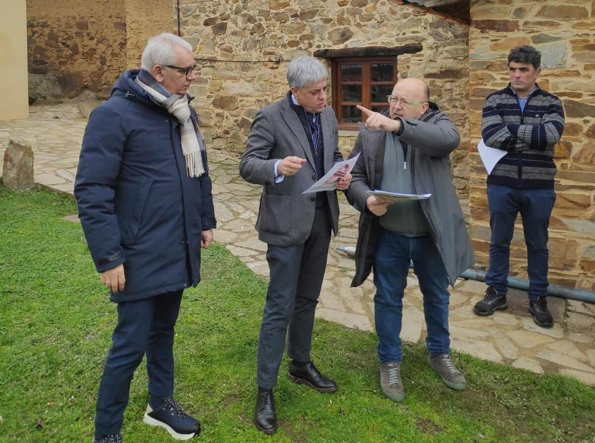 El delegado de la Junta, Eduardo Diego, durante su visita a las obras ya finalizadas.