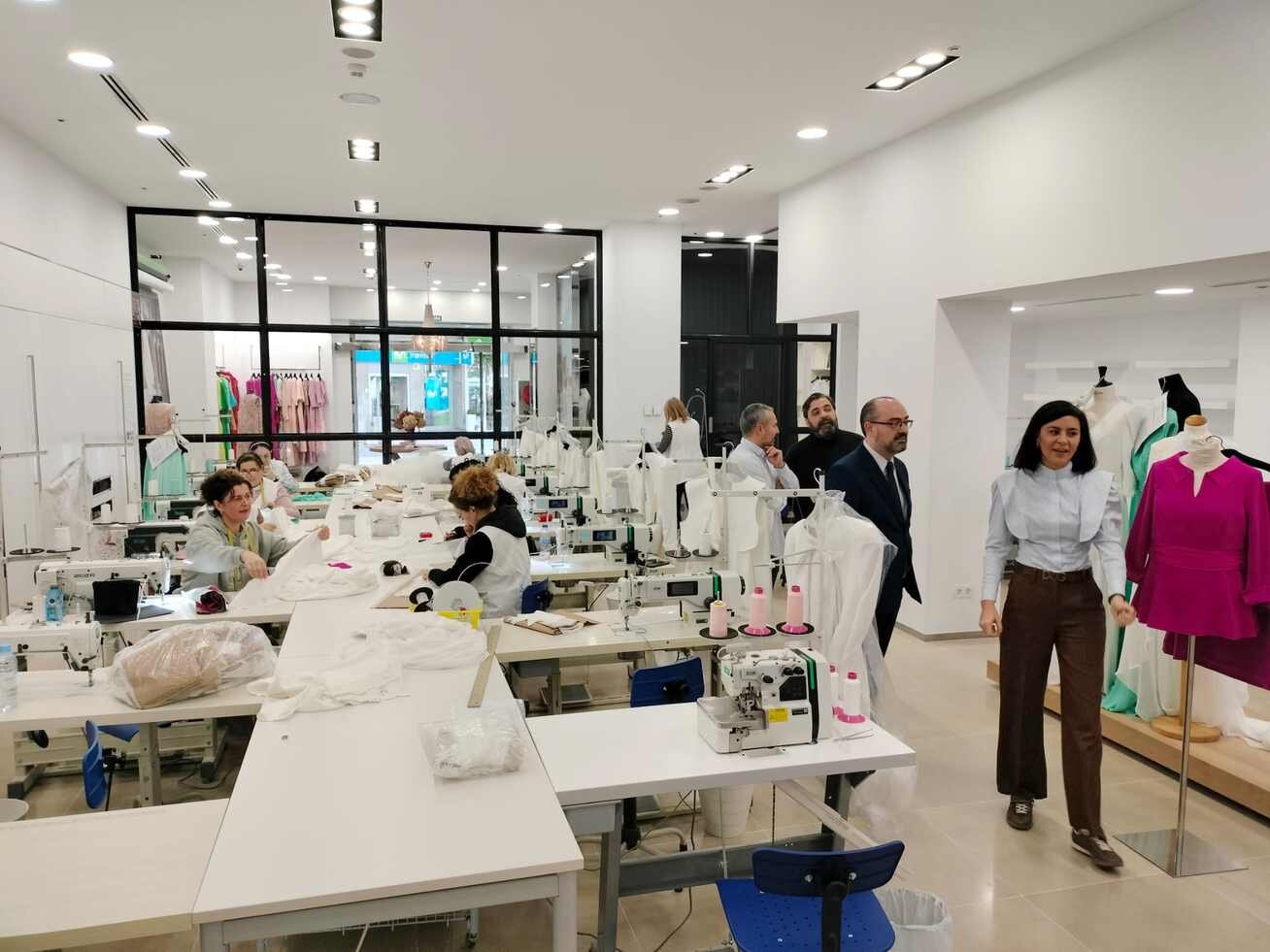 El alcalde, Marco Morala, acompañado del concejal de Comercio, David Pacios, han visitado este viernes el atelier de Silvia Fernández.