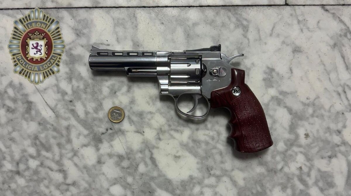Armas incautadas durante la detención. Foto: Policía Local de León.