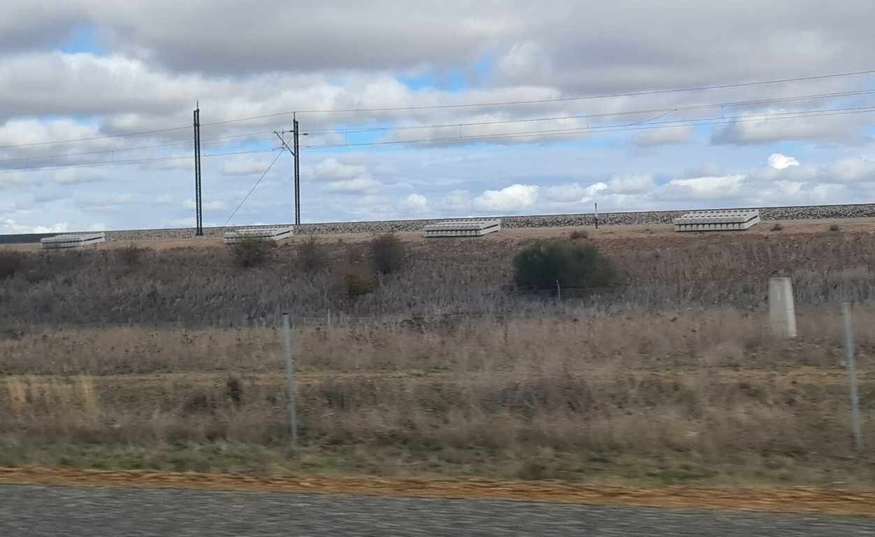 Imagen del avance en las obras para la doble vía hacia León, con las traviesas listas para ser colocadas.
