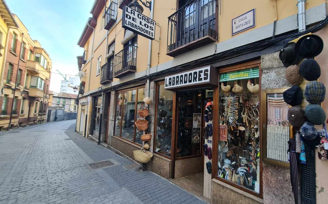 En pleno casco histórico de la ciudad, en el número 2 de la Calle Santa Cruz, 'La casa de los labradores' es un mundo por descubrir.