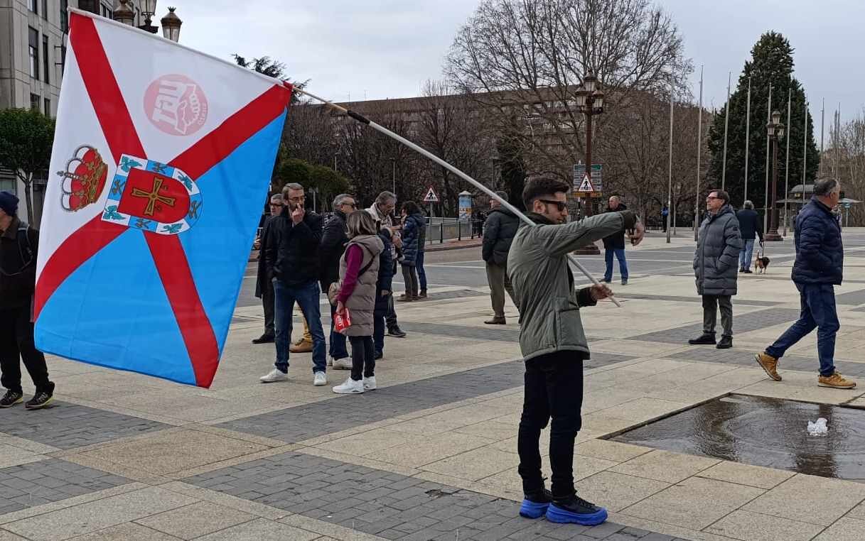 Una bandera de El Bierzo, en la antesala de la marcha.