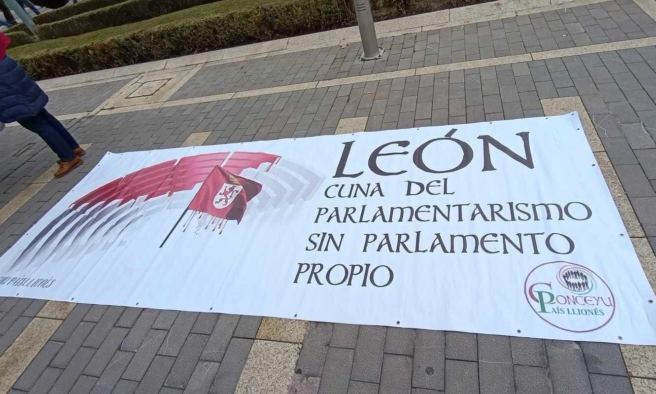 Imagen de la pancarta que recuerda que León es la Cuna del Parlamentarismo.