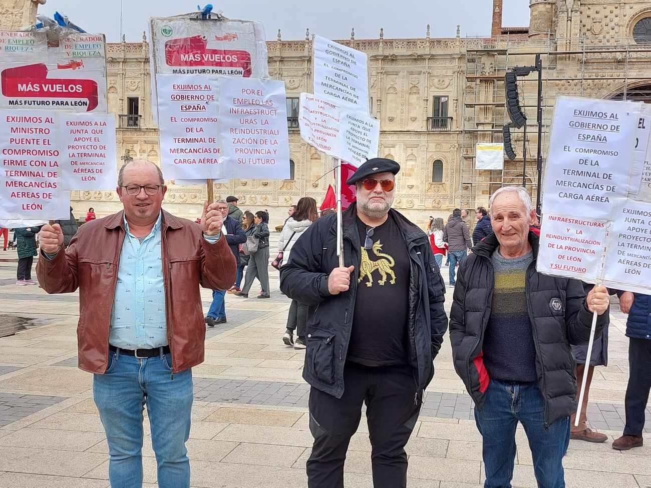 Un Aeropuerto con mercancías, la reivindicación de 'Más vuelos'.