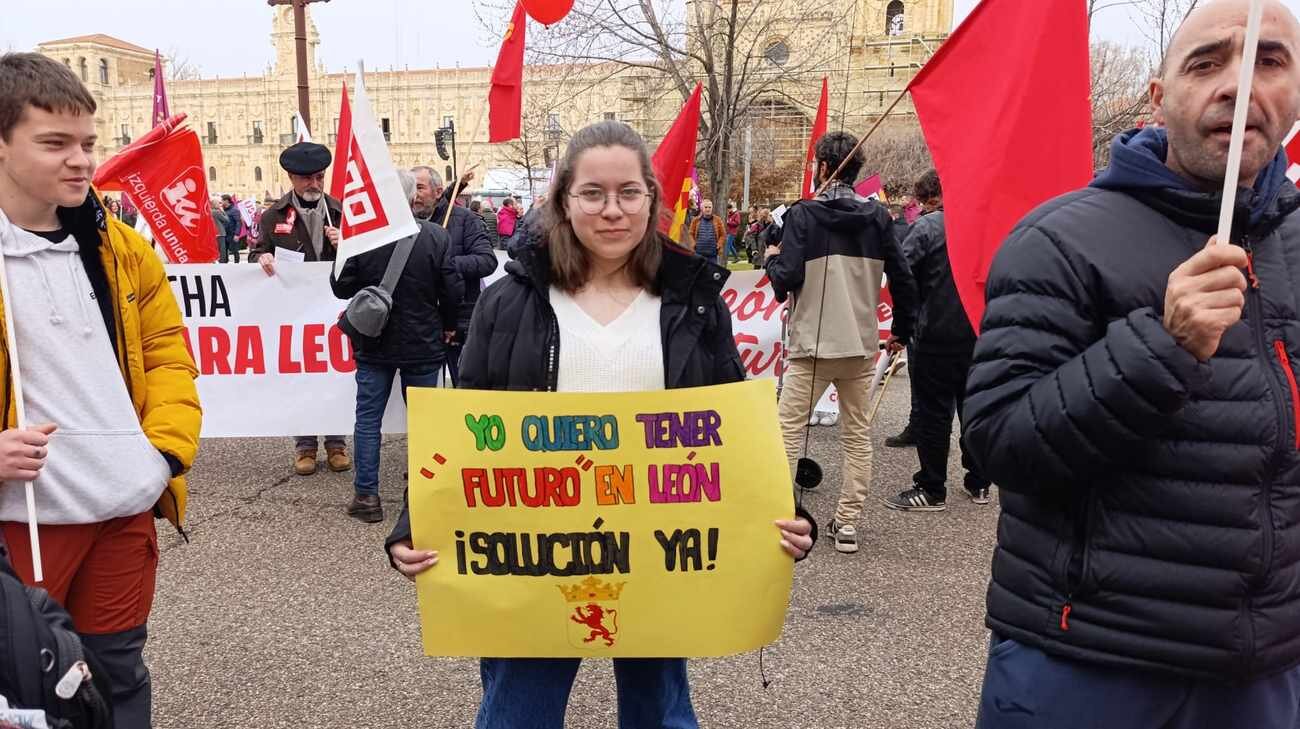 Una joven pide futuro en la antesala de la manifestación.