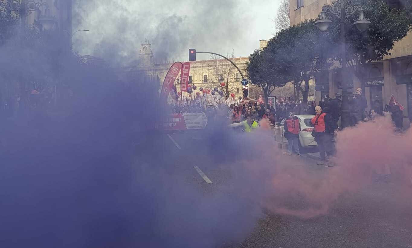 Humo y petardos para marcar el inicio de la manifestación este 16F.