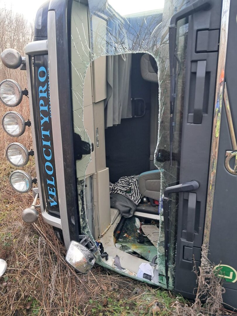 Accidente de un camión en Villamartín de la Abadía.
