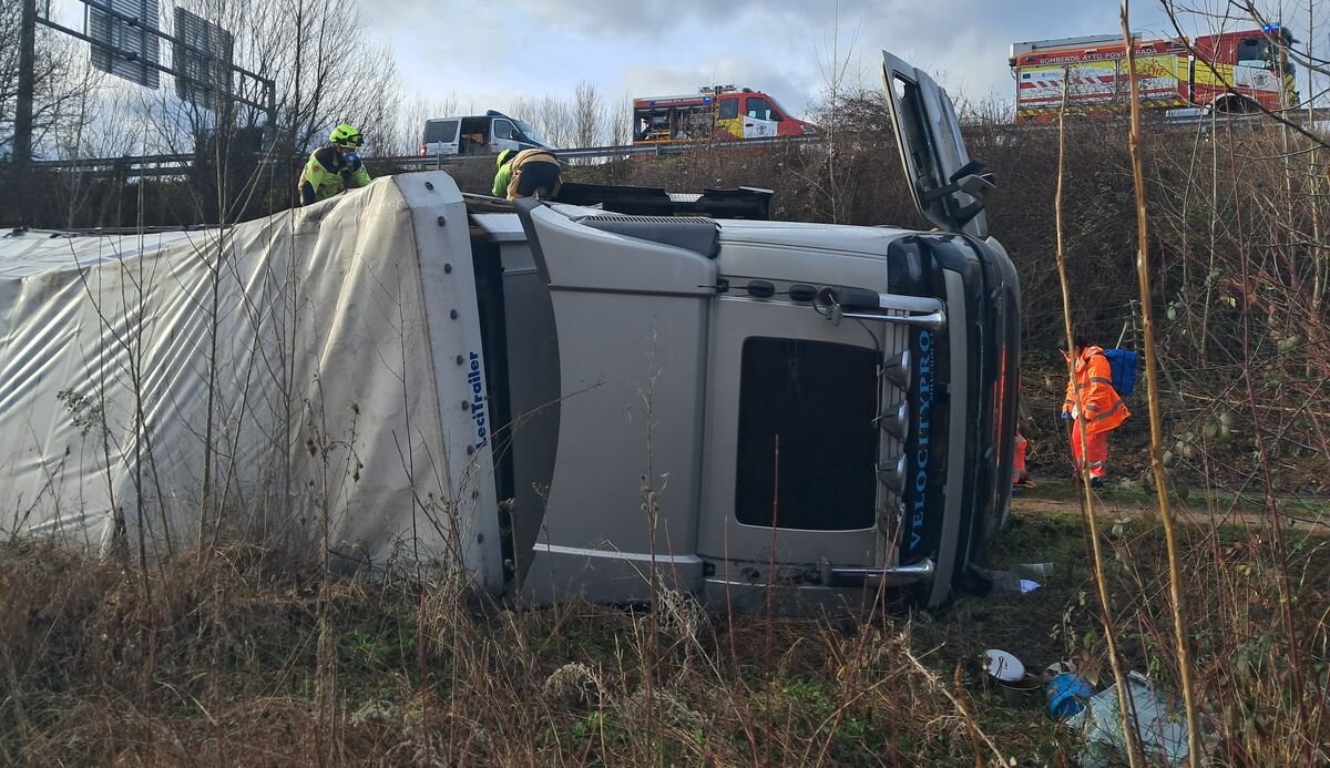 Accidente de un camión en Villamartín de la Abadía.