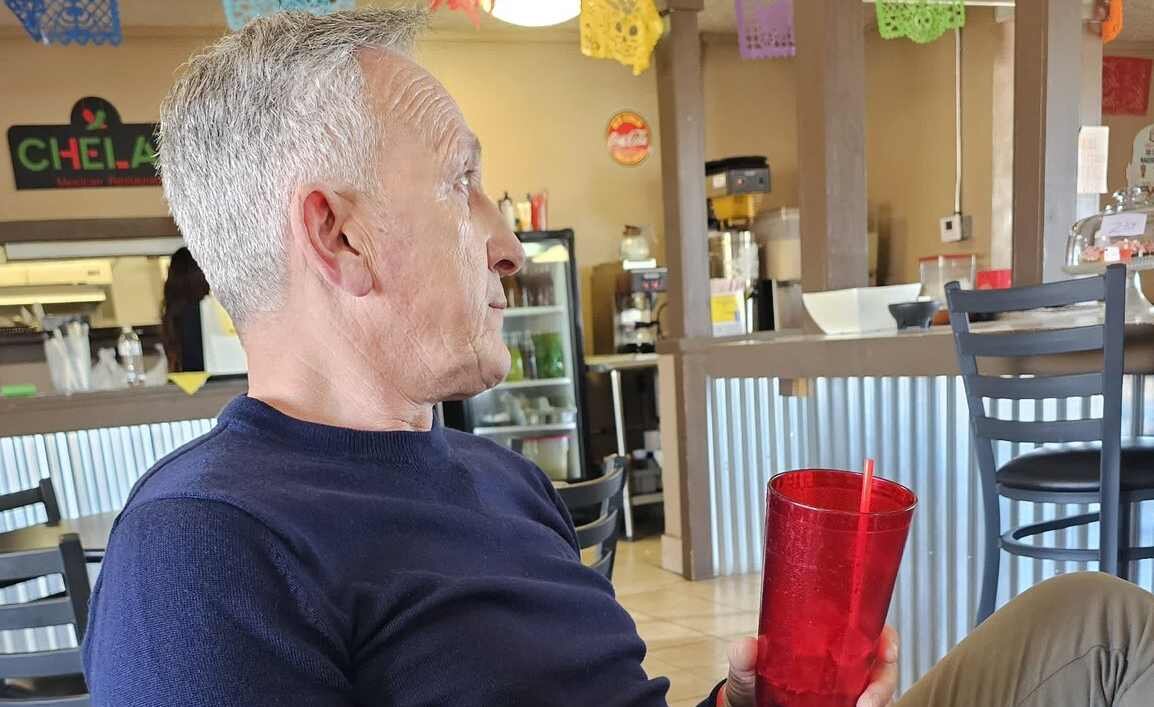 Kike Calleja espera en una zona próxima al aterrizaje de la nave.
