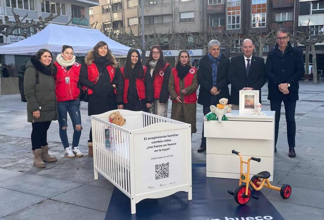 Representantes de Junta de Castilla y León y Cruz Roja, en la Plaza de las Cortes, durante la jornada de concienciación.