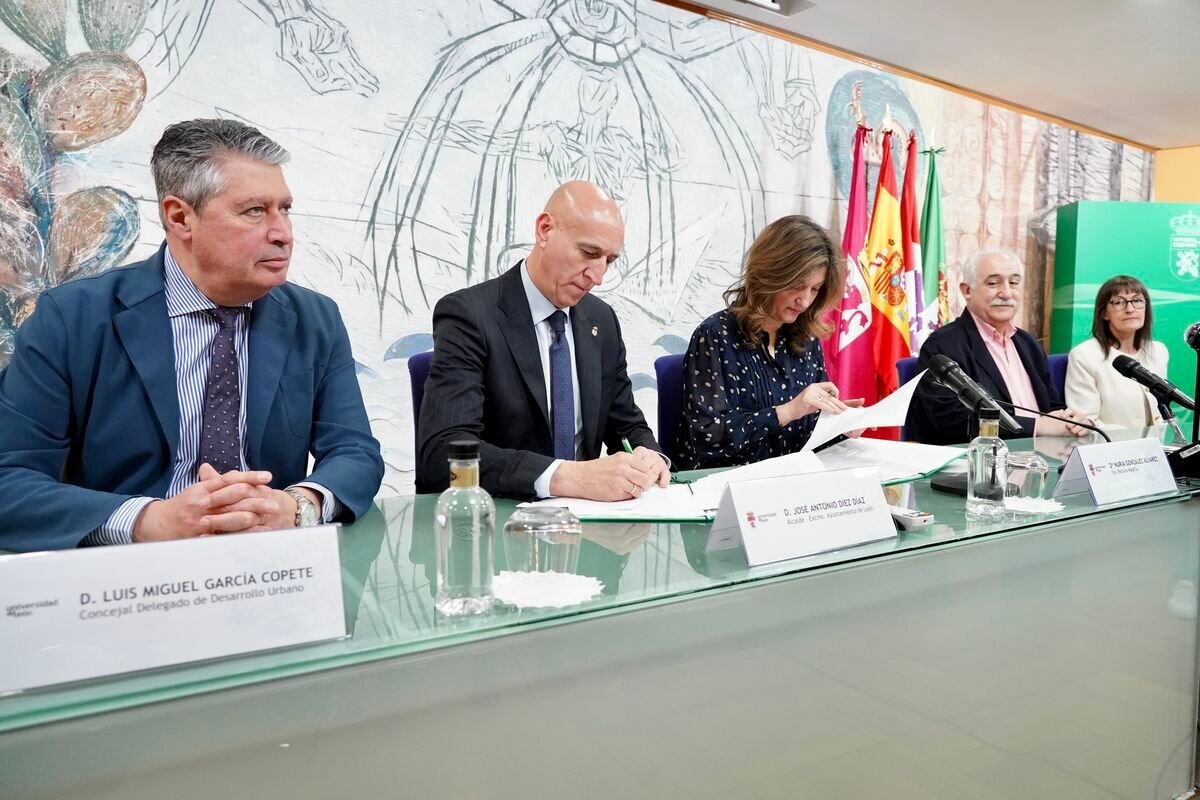 La rectora de la Universidad de León, Nuria González, y el alcalde de León, José Antonio Diez, firman un convenio de colaboración para la evaluación y control de la calidad del aire ambiental en el municipio de León. Foto: Campillo.