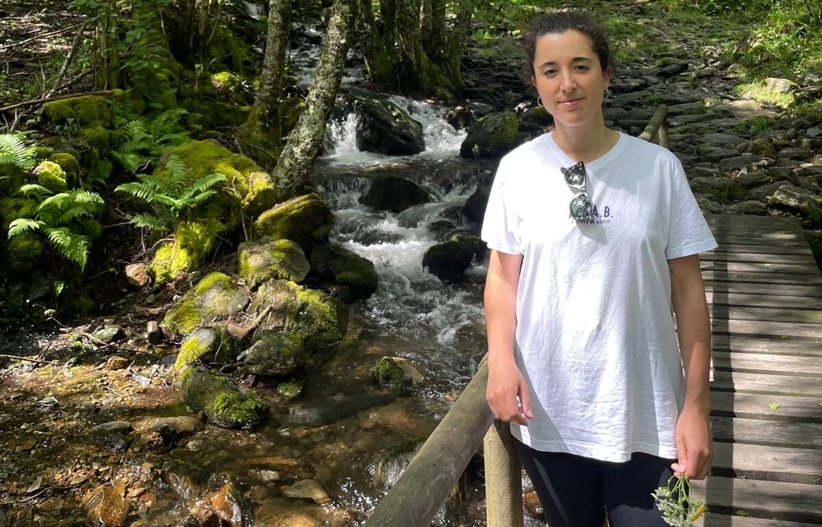 Gema disfrutando de su pasión por la naturaleza en el Valle del Silencio, en Peñalba de Santiago.
