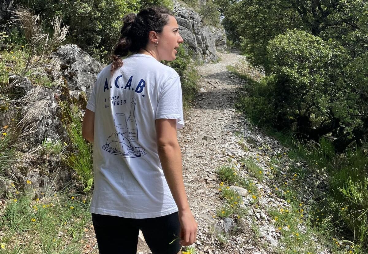 Gema durante una ruta por el Valle del Silencio con una divertida camiseta que aboga por su tierra con el eslogan 'A Comer Al Bierzo - ACAB'.