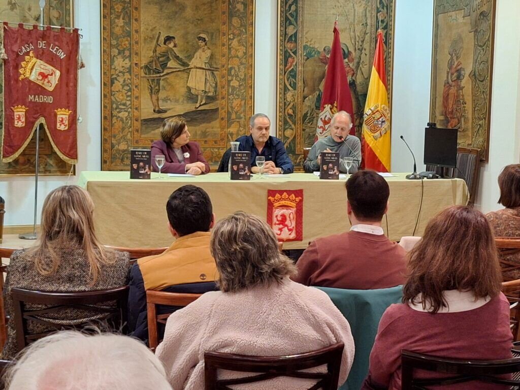 Numeroso público asistió a la presentación de la novela.