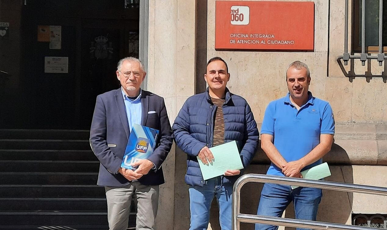 Directivos de la Unión Federal de Policía (UFP), Ricardo Magaz, Francisco Presa y Álvaro García a la salida de una reunión con el subdelegado del Gobierno en León Héctor Alaiz.