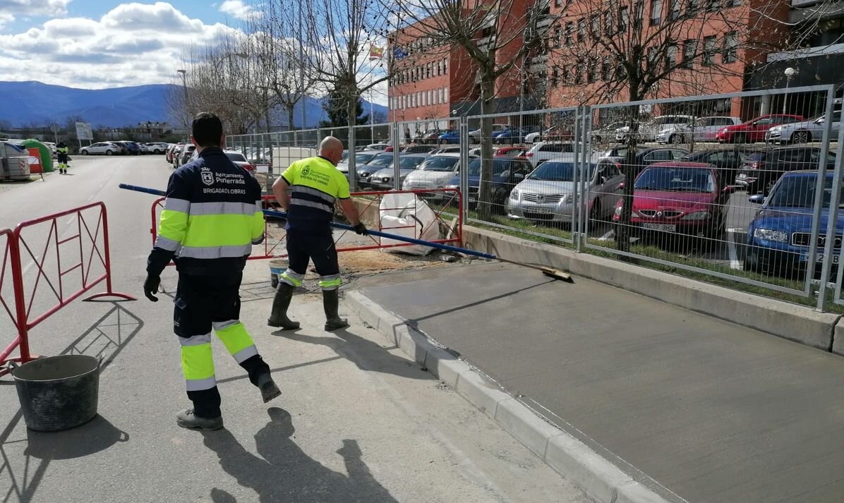 La Brigada de Obras mejora el acceso al Hospital El Bierzo.
