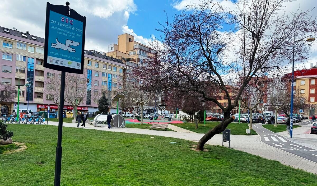 El PP municipal critica que el Ayuntamiento haya instalado juegos infantiles dentro de una zona de esparcimiento canino junto a Mariano Andrés.