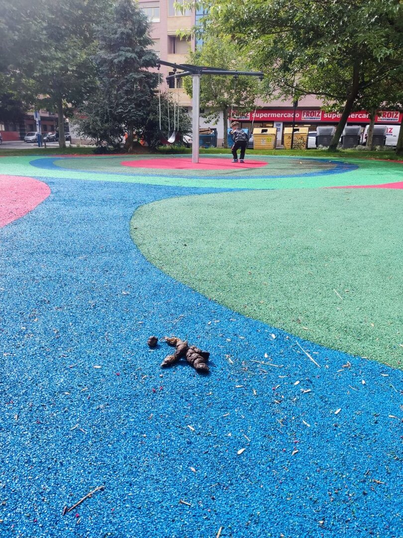 El PP municipal critica que el Ayuntamiento haya instalado juegos infantiles dentro de una zona de esparcimiento canino junto a Mariano Andrés.