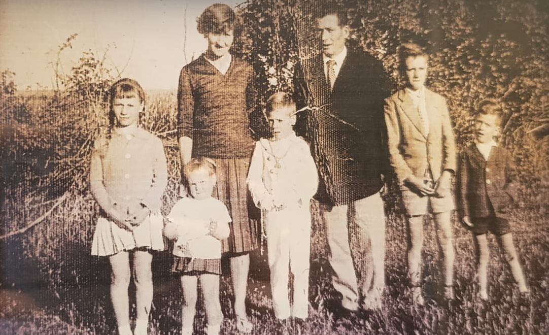 Antonina, junto a su marido, Julián, y sus cinco hijos (I-D: Charo, Marisa, Juanjo, Julián y Alfredo).