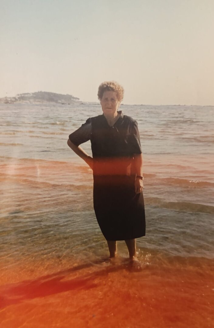 Antonina en unas vacaciones en la playa, de luto tras el fallecimiento de su marido.