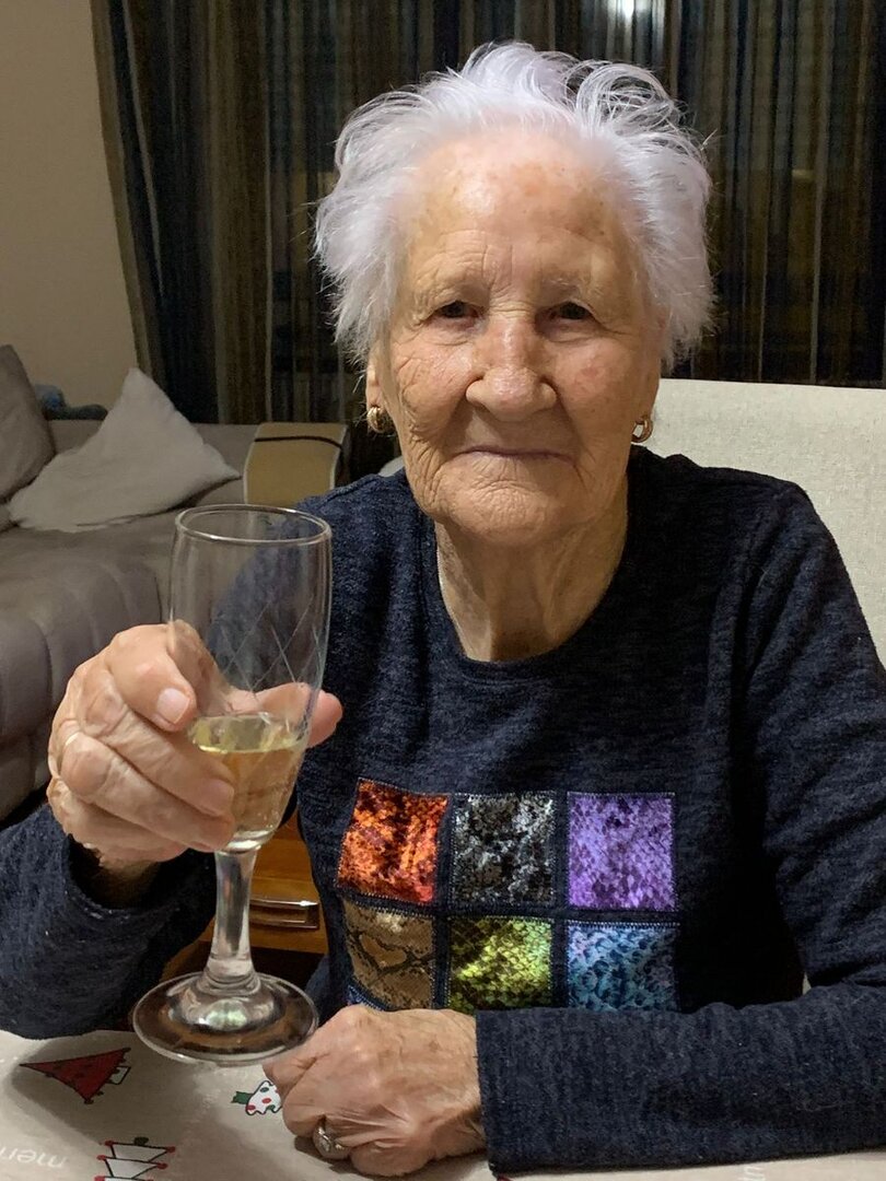 Antonina brindando en Navidad.