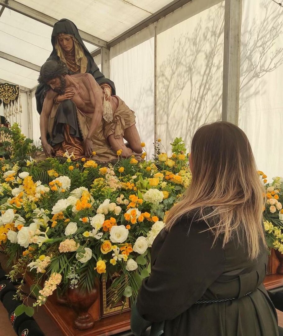 Natalia Arenas frente al paso 'Virgen del Camino Esperanza Nuestra' de la Cofradía de María del Dulce Nombre.