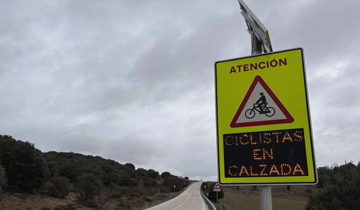 La Junta estudia implantar señales inteligentes de detección de ciclistas en las carreteras autonómicas para mejorar la seguridad vial.