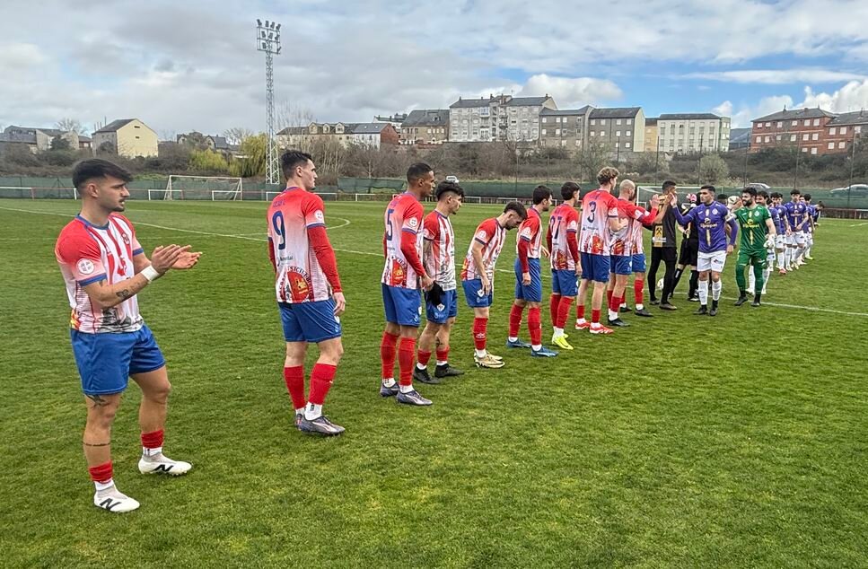 Saludos previos al partido entre el Atlético de Bembibre y el Palencia Cristo.