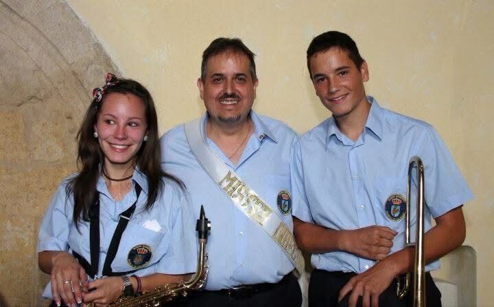 David formó parte de la banda de Mansilla desde los ochos años hasta los 15. A la izquierda, su hermana, con quien compartió 'escenario' musical.