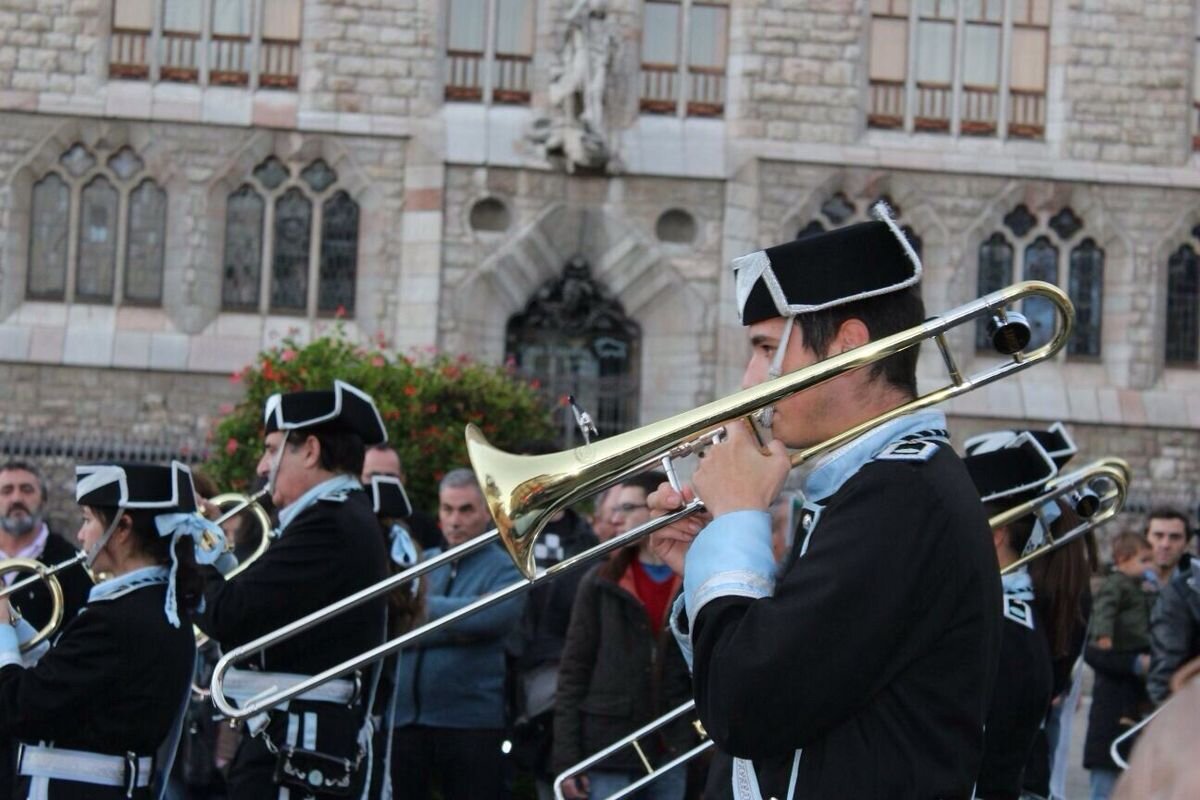 David tocando con la Bienaventuranza por las calles de León.