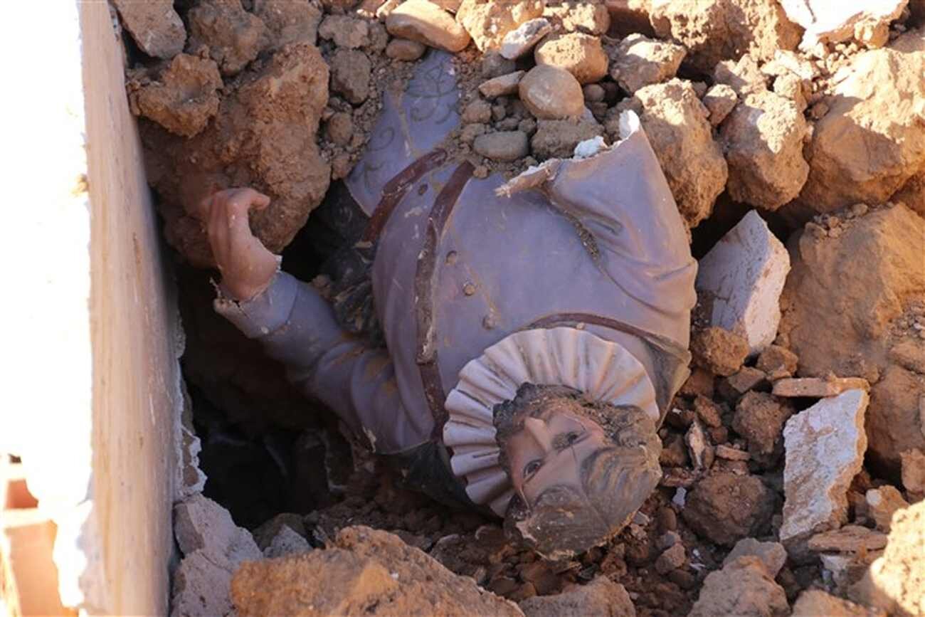 Una de las figuras de la iglesia, entre los escombros, tras el derrumbe de parte de la estructura. Imagen de la iglesia tras producirse el derrumbe de parte de su estructura. Foto: leonsurdigital.com