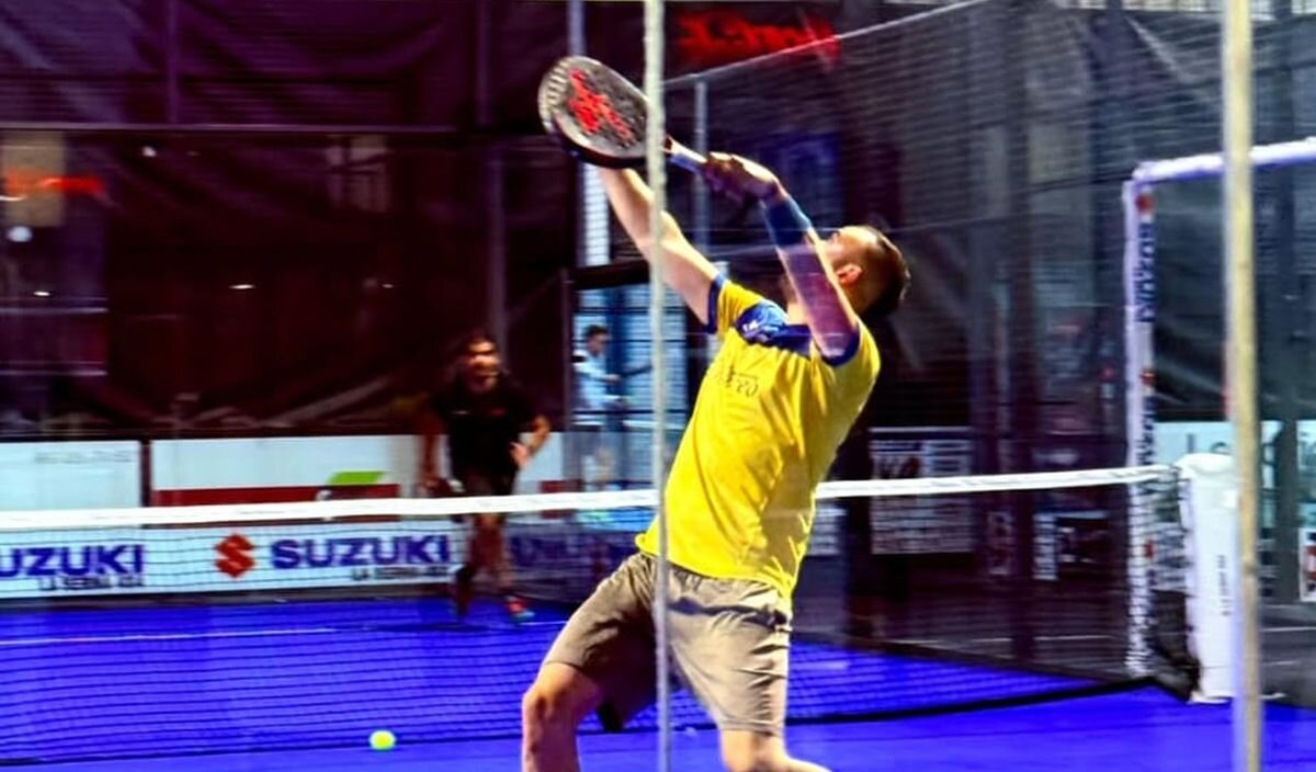 Diego jugando a pádel, una de sus grandes aficiones.