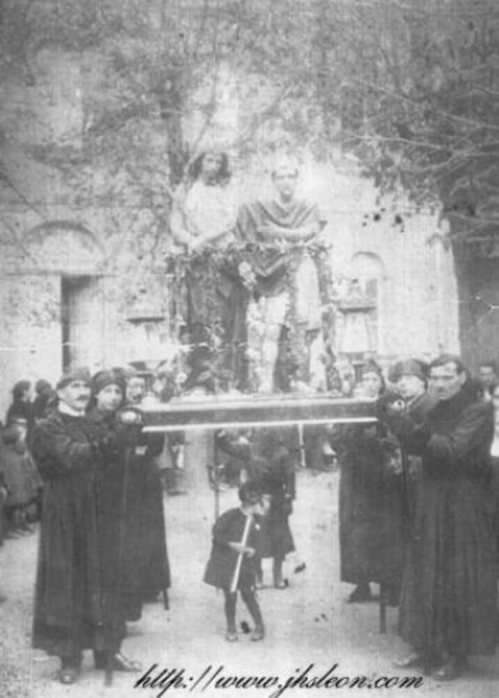 Foto antigua en la que aparece el abuelo de Antonio pujando el Ecce Homo (tercero por la izquierda) y su madre, de niña, debajo del mismo.