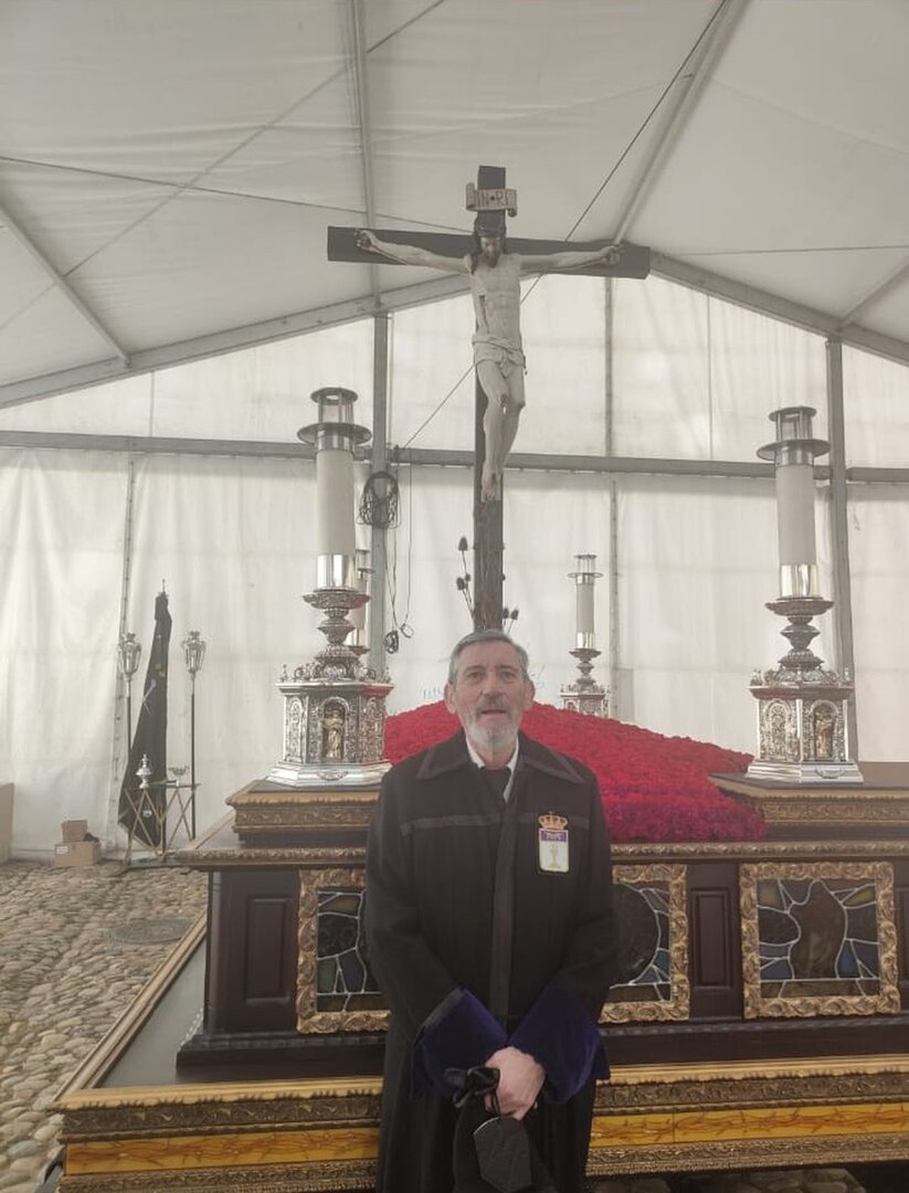 Antonio junto al Santo Cristo del Desenclavo de Minerva y Vera Cruz.