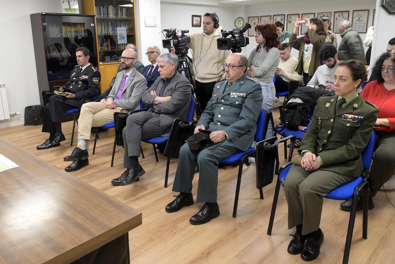 El Teléfono de la Esperanza de León presenta una campaña de sensibilización sobre los equipos de emergencia e inaugura la muestra fotográfica ‘Emociones en emergencias’