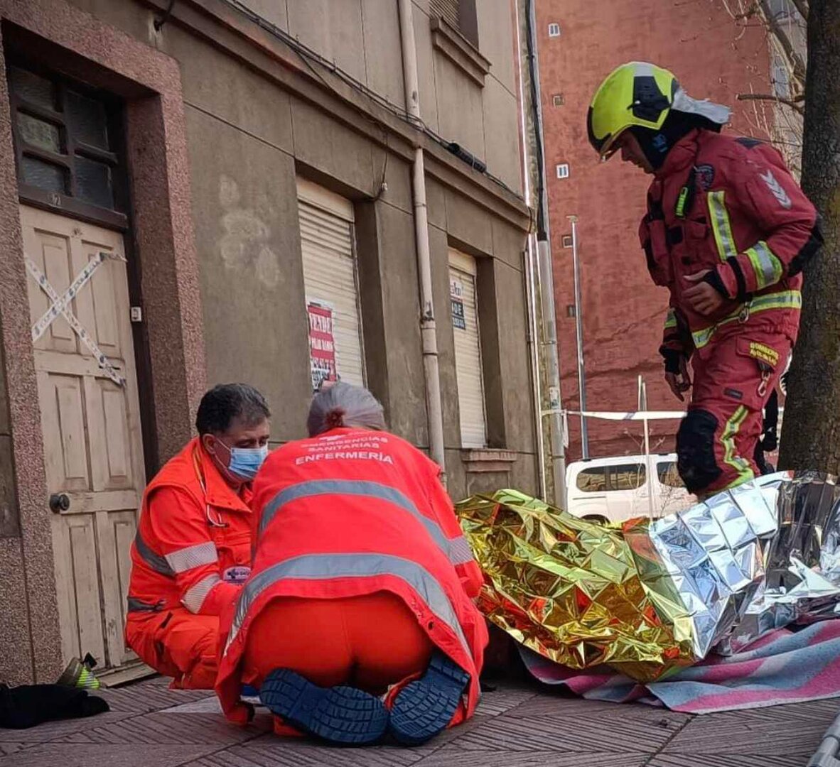 Los equipos de emergencias atienden al hombre herido en Puente Castro. Foto: Bomberos de León