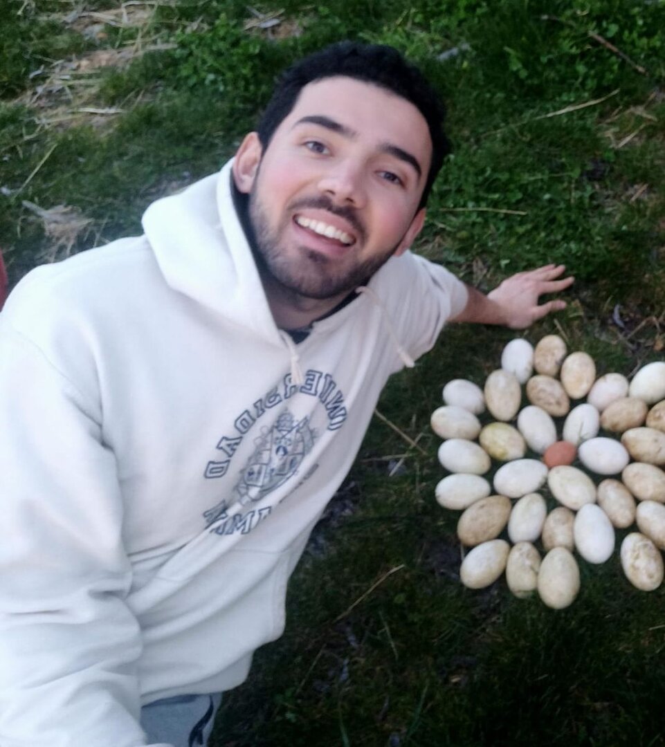 Juan Carlos en su entorno rural, con huevos de oca y en el centro, uno de gallina.