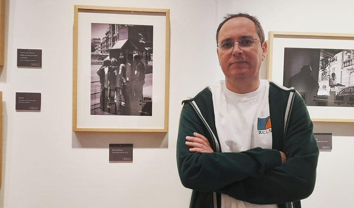 Pascual Marín Marina junto a una de sus obras.