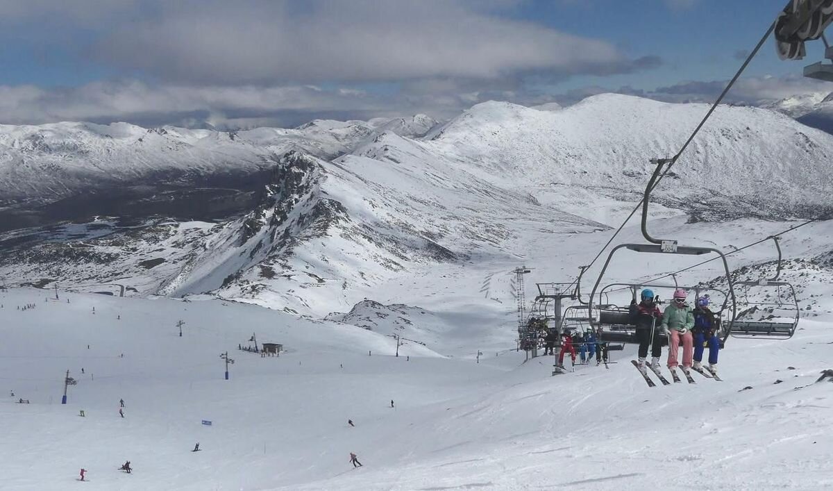 La estación de San Isidro recibe más de 5.000 esquiadores en el último fin de semana de marzo.