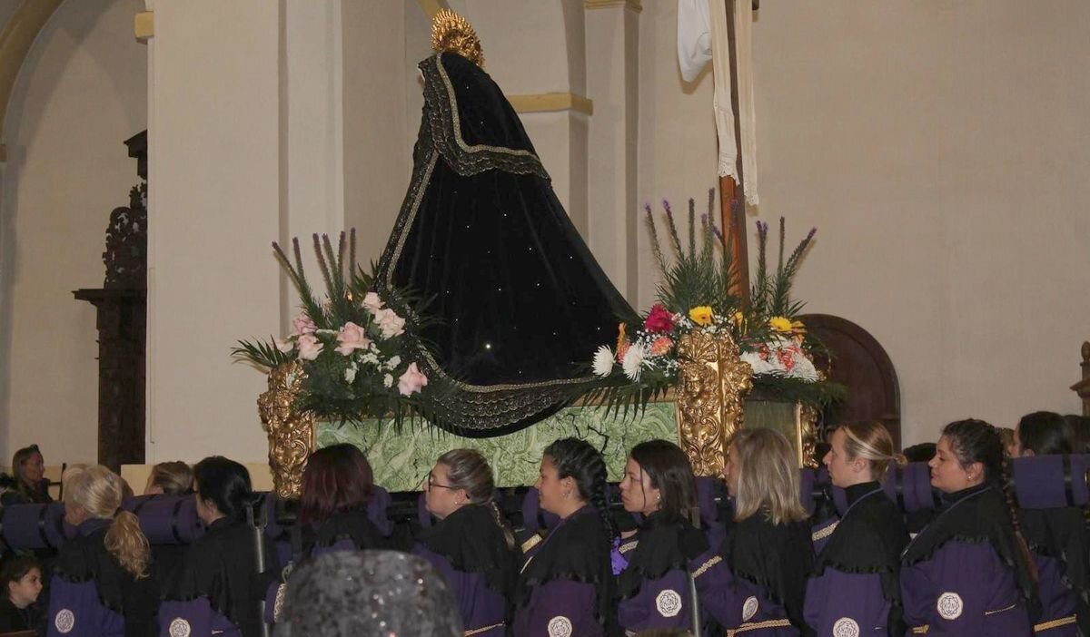 Patricia Ibán, la segunda por la derecha, pujando la Virgen de la Piedad junto a sus hermanas Nazarenzas.
