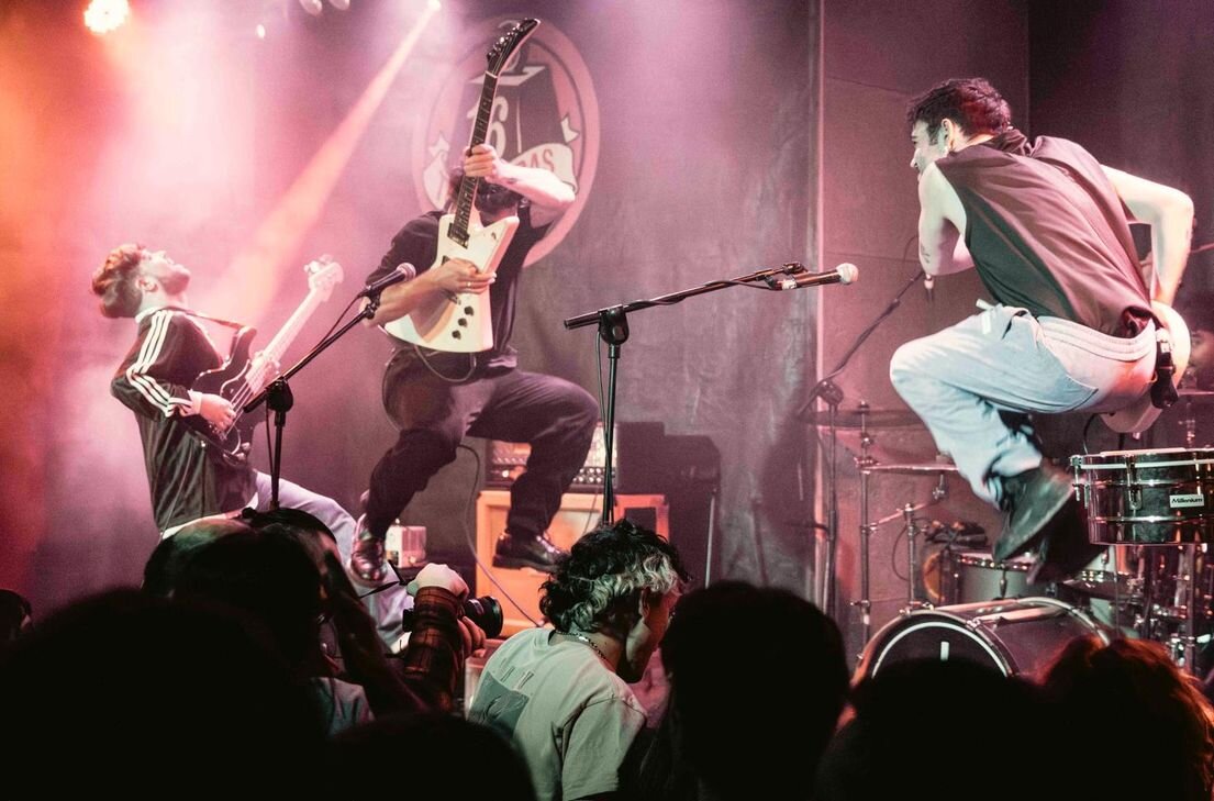 Óscar Manrique durante un concierto con su banda, Ella La Rabia.
