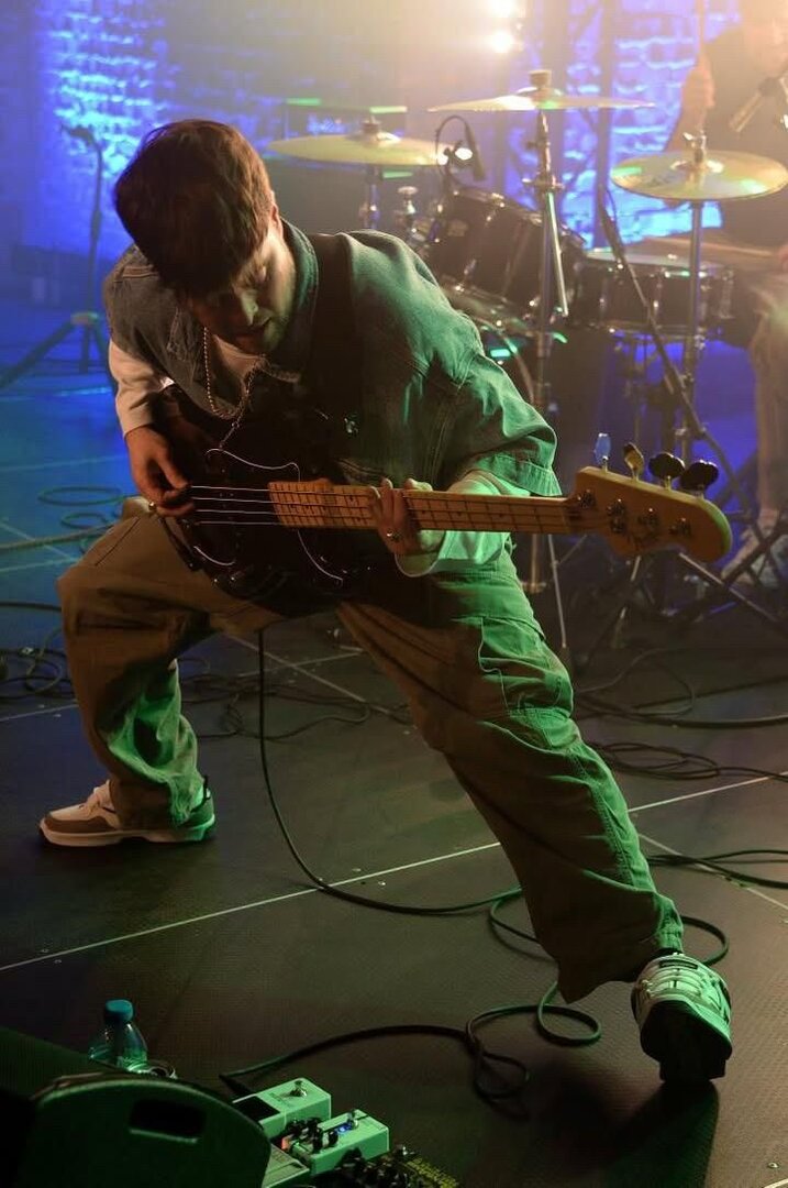 Óscar tocando el bajo en un concierto.