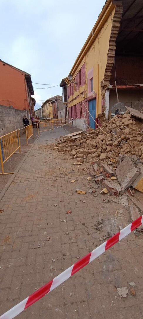 Caída de una fachada de una vivienda en Mansilla de las Mulas.