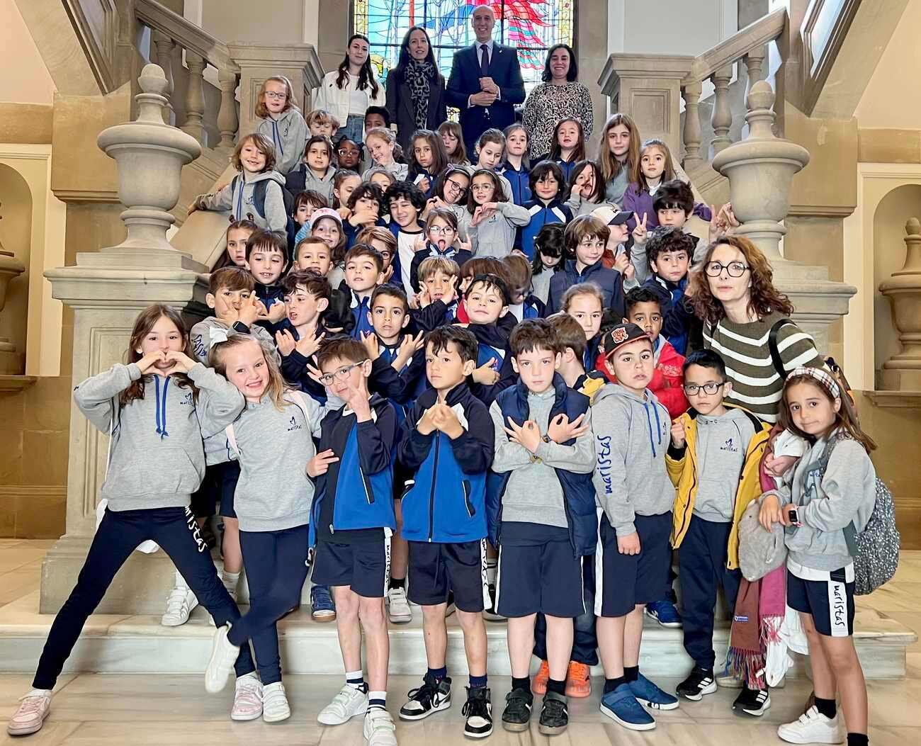 Los niños de primero de Primaria de Maristas posan con el alcalde a la conclusión del encuentro de este miércoles.